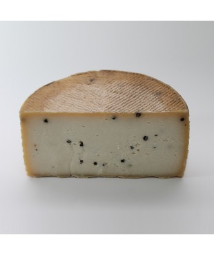 Queso Curado con Pimienta Negra